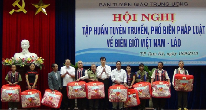 tại Hội nghị (xem ảnh), Tỉnh ủy Quảng Nam trao 200 suất quà cho các già làng, trưởng bản của 2 tỉnh Quảng Nam và Kon Tum.